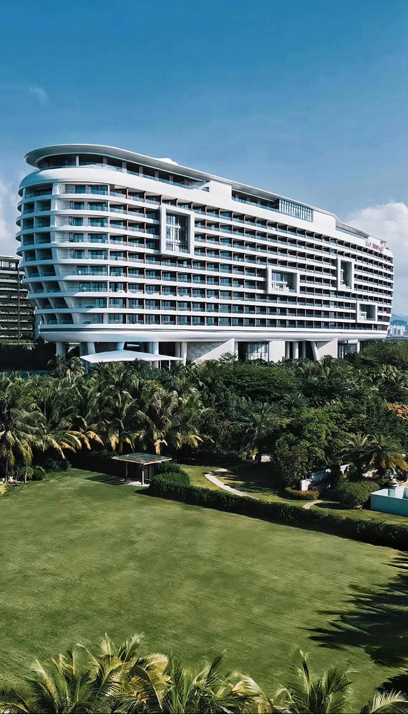 三亚酒店选择海棠湾还是亚龙湾好？亚特兰蒂斯、仁恒皇冠怎么样？或者其它酒店有哪些值得推荐，仁恒绿化品种有哪些树类名称。